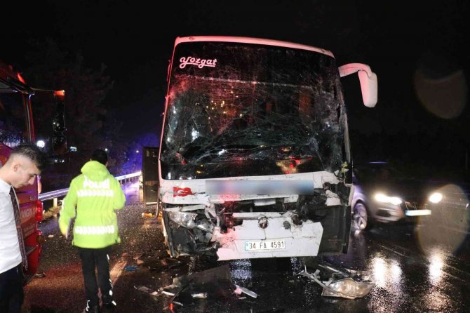 D-650’de Yolcu Otobüsü Tıra Çarptı: 25 Yaralı