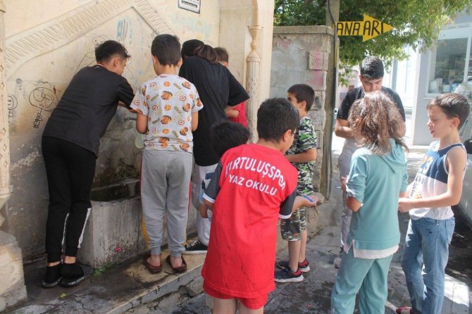 Sıcak Havadan Bunalan Çocuklar Su Savaşı Yaparak Serinlediler