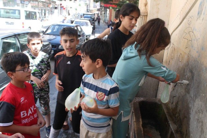Sıcak Havadan Bunalan Çocuklar Su Savaşı Yaparak Serinlediler