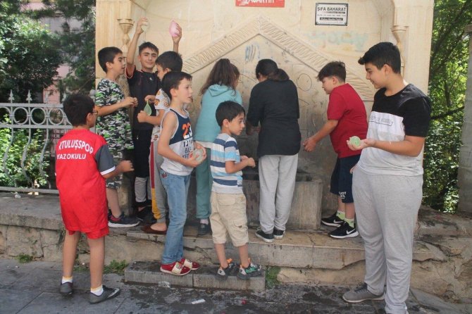 Sıcak Havadan Bunalan Çocuklar Su Savaşı Yaparak Serinlediler