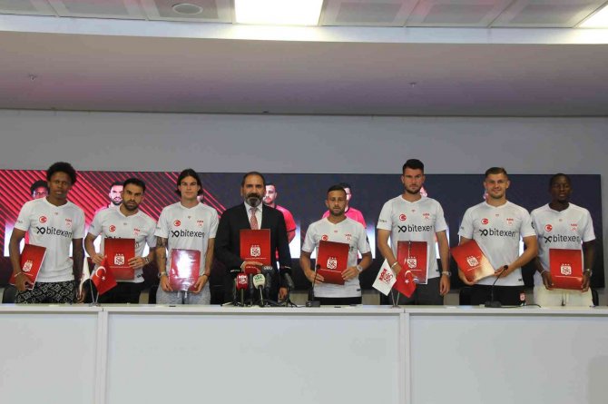Sivasspor’da Toplu İmza Töreni