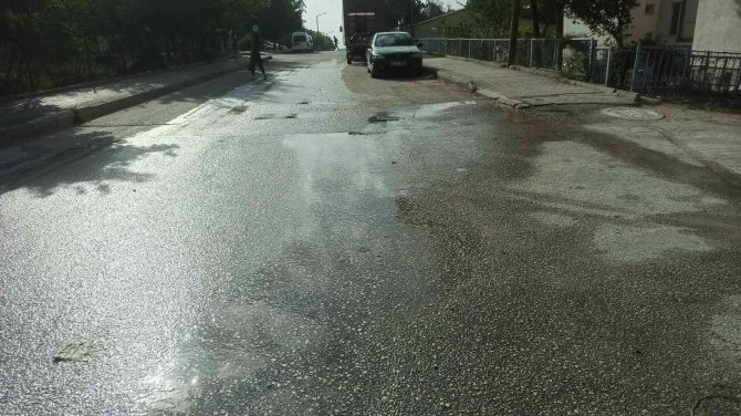 İ̇ki Gündür Sokağa Sızan Su Boşa Akıyor