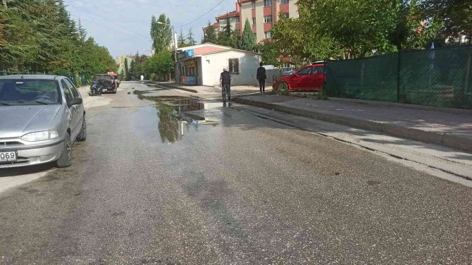 İ̇ki Gündür Sokağa Sızan Su Boşa Akıyor