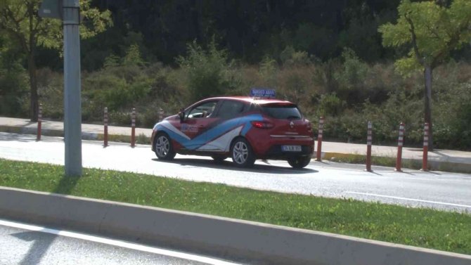 Sultanbeyli’de Sürücü Adaylarının Arasından Geçen Otomobil Takla Attı