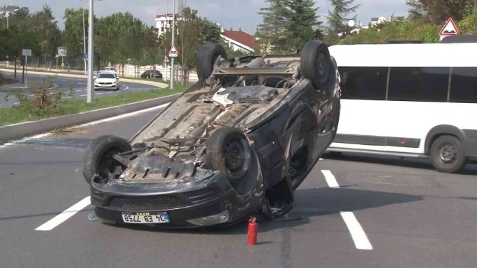 Sultanbeyli’de Sürücü Adaylarının Arasından Geçen Otomobil Takla Attı
