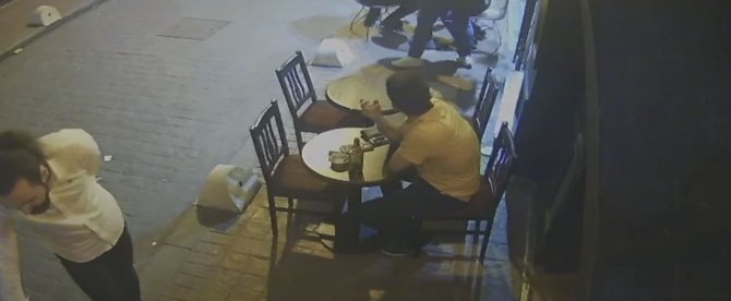 Taksim’de Dehşet Anları Kamerada: Mekana Almayan Kişiyi Bıçakladı