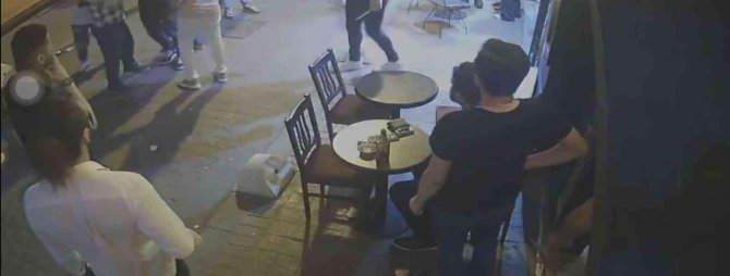 Taksim’de Dehşet Anları Kamerada: Mekana Almayan Kişiyi Bıçakladı