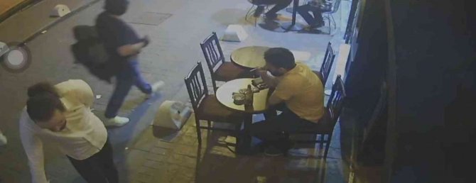 Taksim’de Dehşet Anları Kamerada: Mekana Almayan Kişiyi Bıçakladı