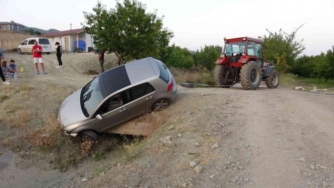 Güneş Gözünü Alınca Virajı Alamadı, Sulama Kanalında Asılı Kaldı