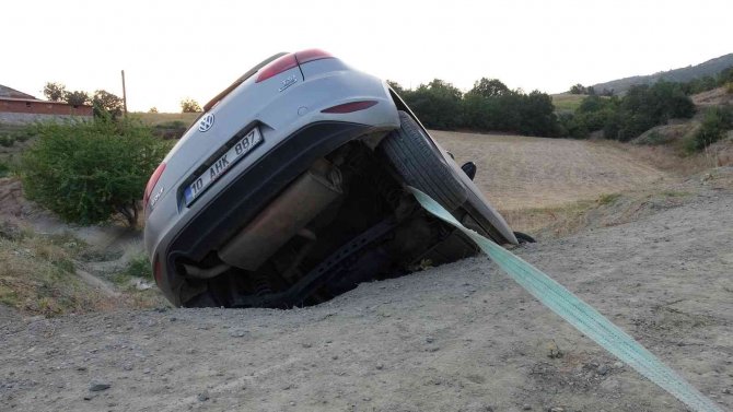 Güneş Gözünü Alınca Virajı Alamadı, Sulama Kanalında Asılı Kaldı