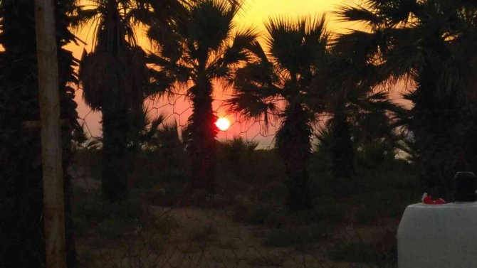 Ege Sahillerinde Gün Batımı Kartpostallık Görüntüler Oluşturuyor