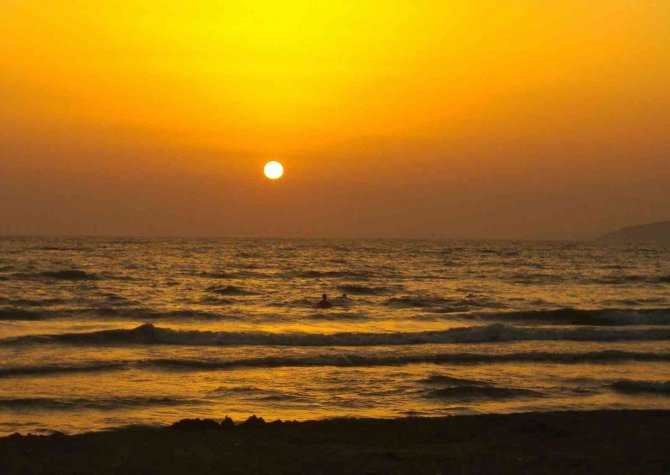 Ege Sahillerinde Gün Batımı Kartpostallık Görüntüler Oluşturuyor