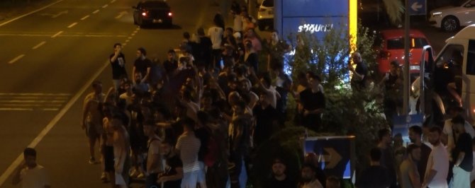 Trabzonspor Taraftarı Fc Kopenhag’ın Kaldığı Otel’in Önüne Akın Etti