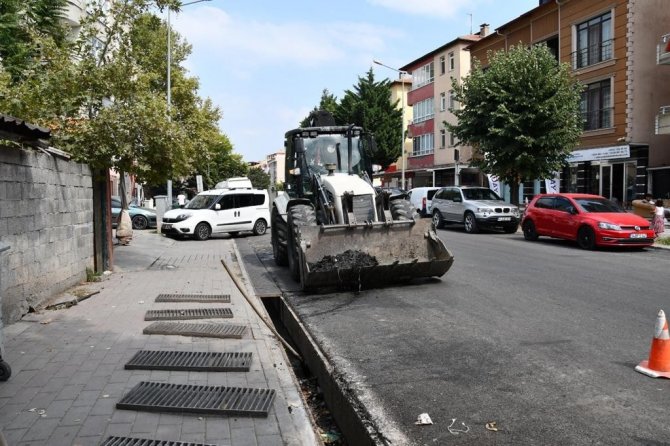 Yalova Altınova’da Yağışlar Öncesinde Yağmur Suyu Kanalları Temizlendi