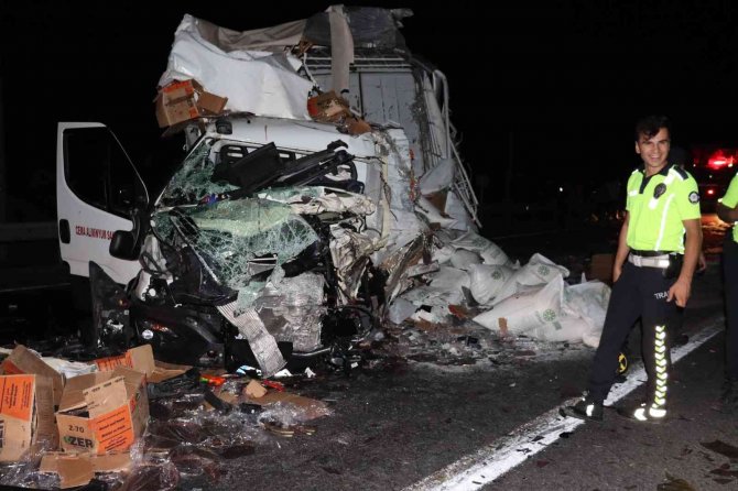 Adana’da Lastiği Patlayan Kamyonet İle Tır Kafa Kafaya Çarpıştı: 4 Yaralı