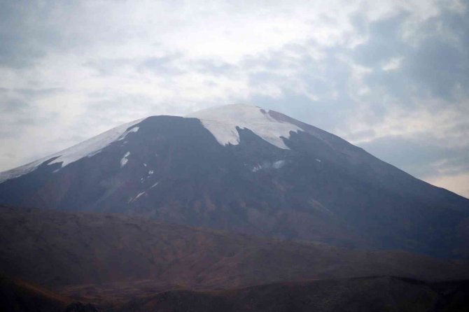 Türkiye’nin En Yüksek Zirvesindeki Buzullar Eriyor