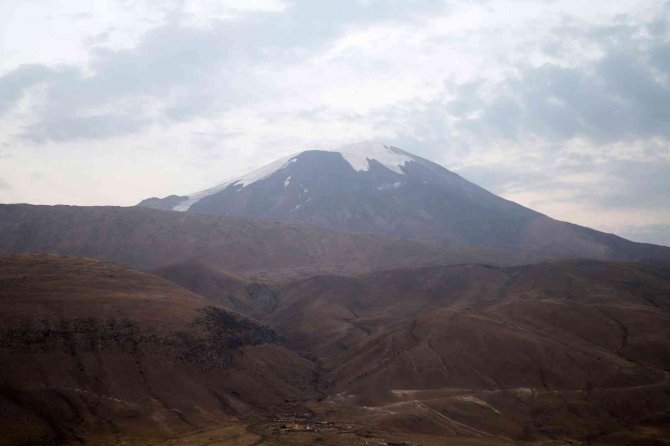 Türkiye’nin En Yüksek Zirvesindeki Buzullar Eriyor