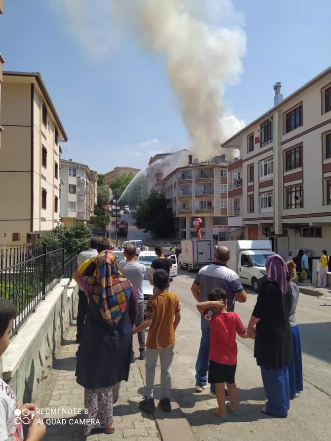 Başkentte Çatı Yangını Korkuttu