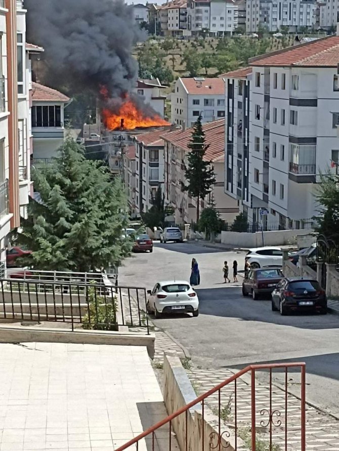 Başkentte Çatı Yangını Korkuttu