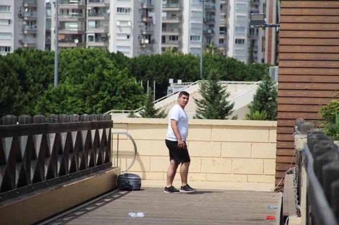 Antalya’da Şüpheli Valizden Kurabiye Çıktı, Polis Vatandaşı Bölgeden Uzaklaştırmakta Zorlandı