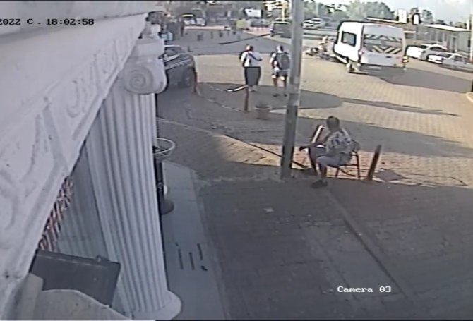 Motosiklet Servis Aracına Çarptı: 2 Yaralı