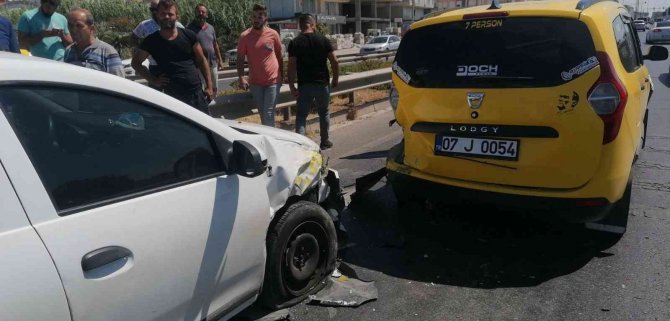 Otomobil Ticari Araca Arkadan Çarptı, Hamile Kadın Hastaneye Gitmeyi Kabul Etmedi