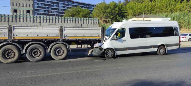 Tur Minibüsü Park Halindeki Tıra Arkadan Çarptı: 5 Yaralı