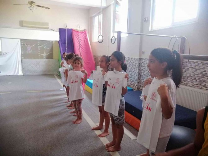 Didimli Genç Sporculara Tişört Sürprizi