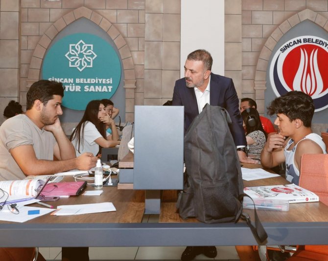 Başkan Ercan Millet Kıraathanesinde Ders Çalışan Gençleri Ziyaret Etti