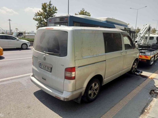 Sürücüsünün Hakimiyetini Kaybettiği Araç Otobüs Durağına Daldı: 3 Yaralı