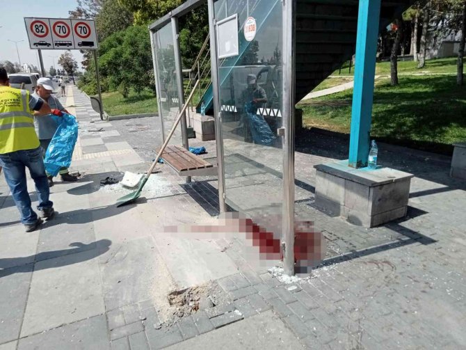Sürücüsünün Hakimiyetini Kaybettiği Araç Otobüs Durağına Daldı: 3 Yaralı