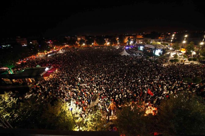 Sakarya’da Sefo Rüzgarı: 50 Bini Aşkın Kişi Meydana Akın Etti