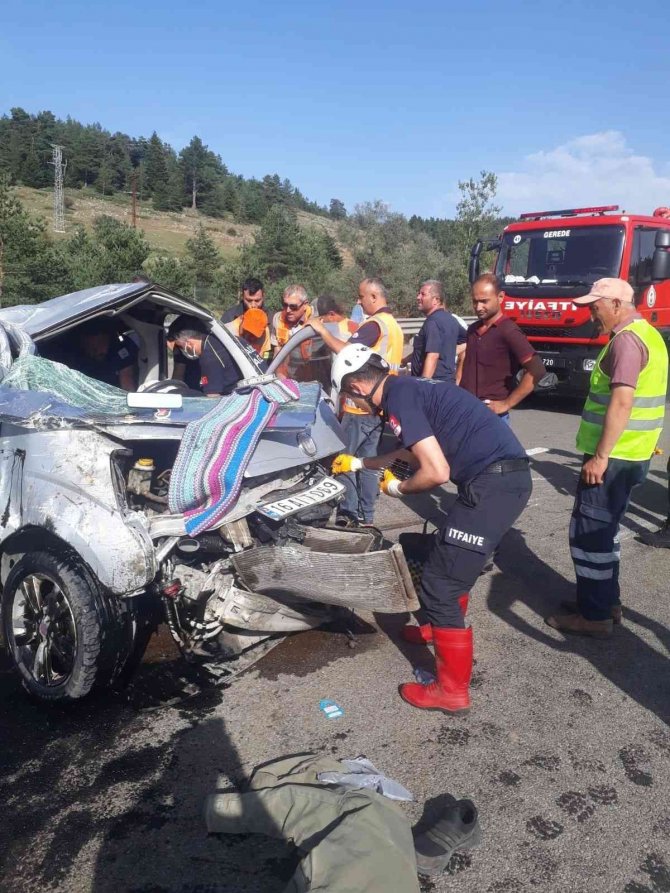 Bariyere Çarpan Otomobil Hurdaya Döndü: 2 Yaralı