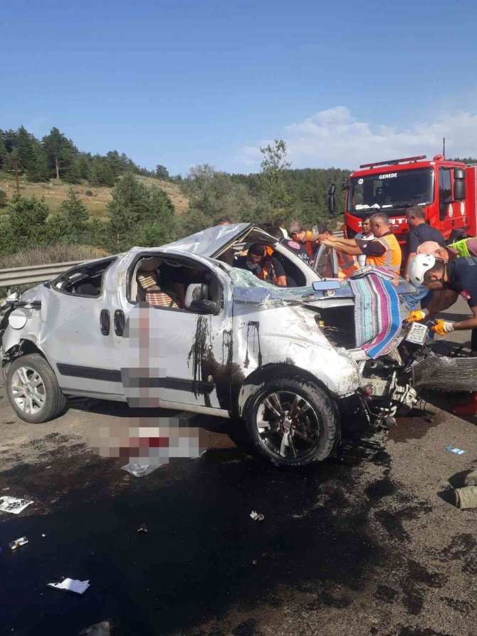 Bariyere Çarpan Otomobil Hurdaya Döndü: 2 Yaralı
