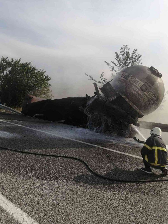 Bariyerlere Çarpan Lpg Yüklü Tanker Alev Alev Yandı