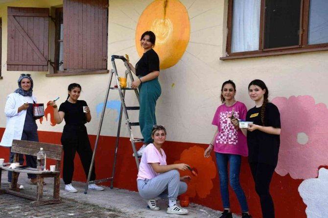 Köy Yaşam Merkezi’nin Duvarları Lise Öğrencileri Tarafından Boyanarak Süslendi