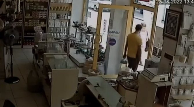 Bursa’da Sadaka Kutusu Hırsızlığı Kameralarda