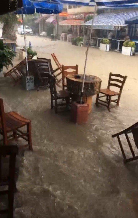 Bursa’da Şiddetli Yağmurda Tarihi Mahalleyi Sel Bastı