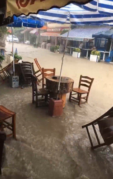 Bursa’da Şiddetli Yağmurda Tarihi Mahalleyi Sel Bastı