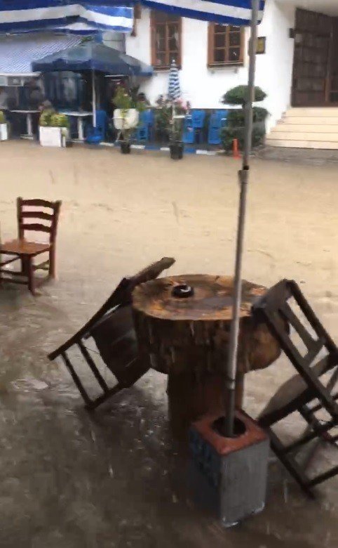 Bursa’da Şiddetli Yağmurda Tarihi Mahalleyi Sel Bastı