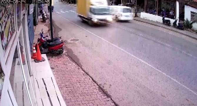 Bursa’da Şimşeğin Yaşattığı Panik Kameraya Yansıdı