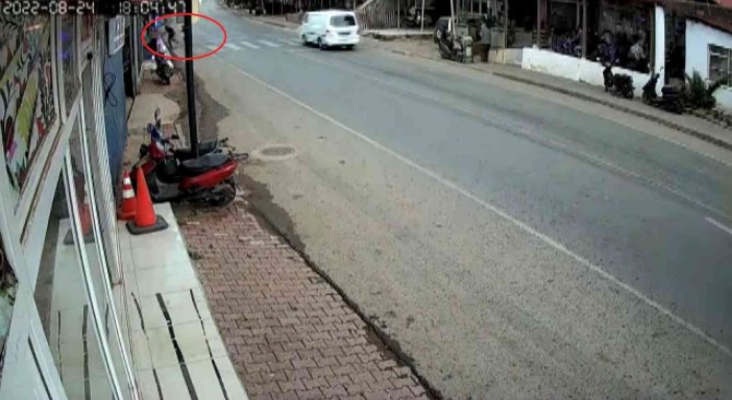 Bursa’da Şimşeğin Yaşattığı Panik Kameraya Yansıdı