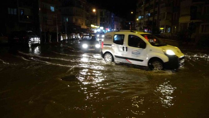 Sağanak Yağış Çanakkale’de Hayatı Olumsuz Etkiledi