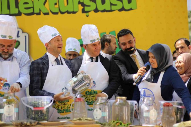 Minik Elleriyle Dilek Turşusu Kurdular