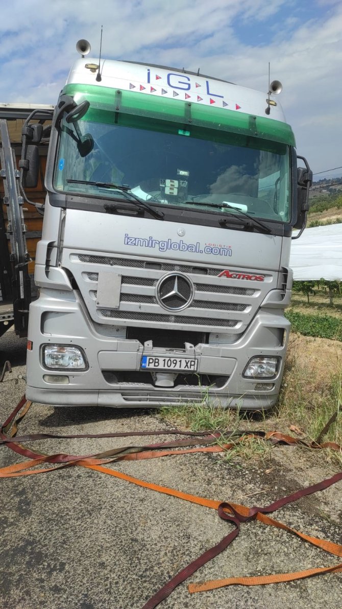 Yağış Nedeniyle Kontrolden Çıkan Tır Trafiği Kilitledi