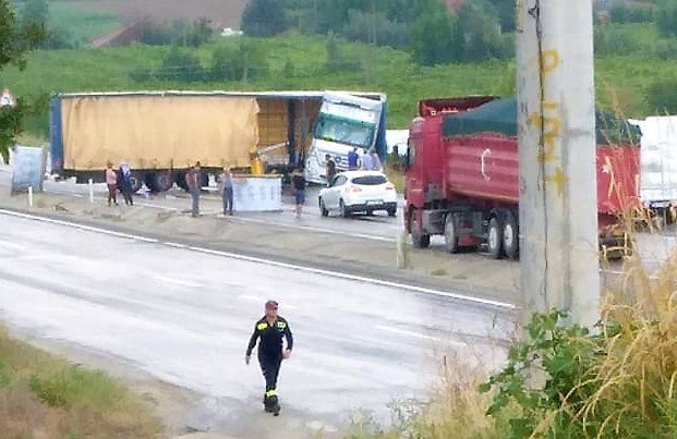 Yağış Nedeniyle Kontrolden Çıkan Tır Trafiği Kilitledi