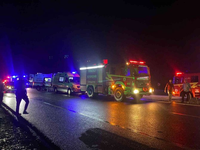 Denizli’de Yolcu Otobüsü Devrildi