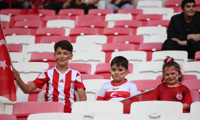 Sivassporlu Taraftarlar Malmö Maçına Yoğun İlgi Gösteriyor