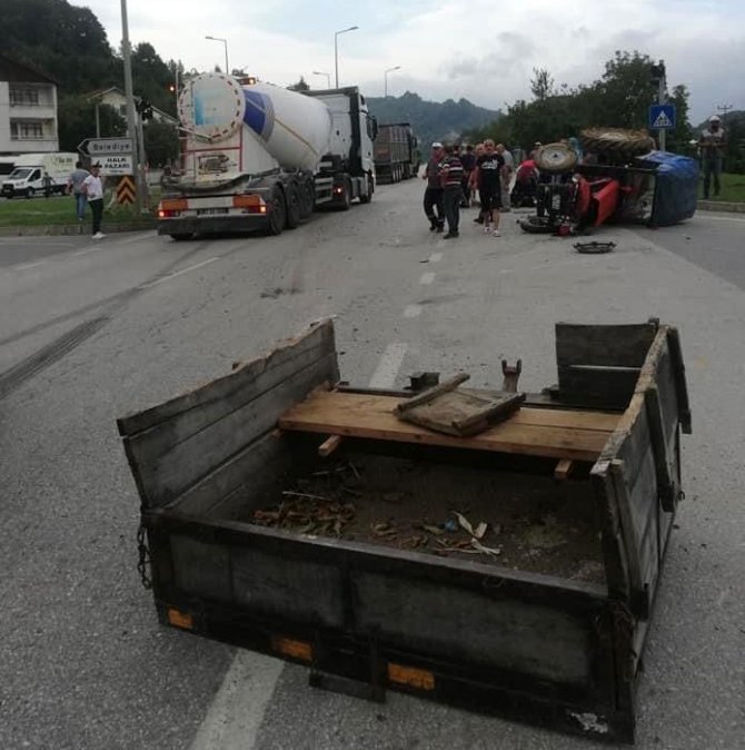 Semt Pazarına Giden Traktör İle Tır Çarpıştı: 1 Yaralı