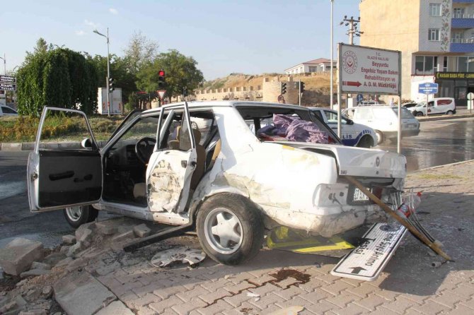 Elazığ’da Yolcu Minibüsü İle Otomobil Çarpıştı: 8 Yaralı